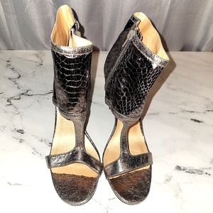 NWOT Luichiny Metallic Silver Heels